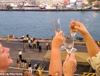 Tàu du lịch 2.200 người được Campuchia chào đón, thoát khỏi 