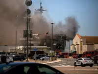 [Ảnh] Hé lộ nguyên nhân tàu tấn công đổ bộ của Hải quân Mỹ cháy dữ dội ở cảng San Diego