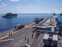 [Ảnh] Hé lộ nguyên nhân tàu tấn công đổ bộ của Hải quân Mỹ cháy dữ dội ở cảng San Diego