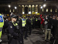 [Ảnh] Người biểu tình ủng hộ Hồng Kông và Trung Quốc đụng độ nhau ở nhiều nơi trên thế giới