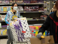 Người dân Hồng Kông đổ xô đi mua đồ tích trữ trước quy định cách ly mới