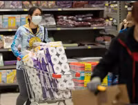 Người dân Hồng Kông đổ xô đi mua đồ tích trữ trước quy định cách ly mới