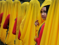 Dư luận Indonesia phẫn nộ vì màn thể hiện táo bạo của ông nghị cùng 3 bà vợ