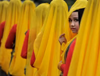 Dư luận Indonesia phẫn nộ vì màn thể hiện táo bạo của ông nghị cùng 3 bà vợ