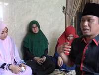 Dư luận Indonesia phẫn nộ vì màn thể hiện táo bạo của ông nghị cùng 3 bà vợ