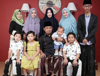 Dư luận Indonesia phẫn nộ vì màn thể hiện táo bạo của ông nghị cùng 3 bà vợ