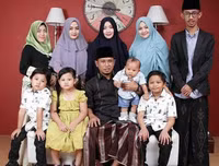 Dư luận Indonesia phẫn nộ vì màn thể hiện táo bạo của ông nghị cùng 3 bà vợ