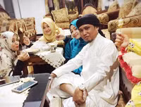 Dư luận Indonesia phẫn nộ vì màn thể hiện táo bạo của ông nghị cùng 3 bà vợ