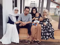 Dư luận Indonesia phẫn nộ vì màn thể hiện táo bạo của ông nghị cùng 3 bà vợ