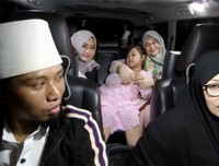 Dư luận Indonesia phẫn nộ vì màn thể hiện táo bạo của ông nghị cùng 3 bà vợ