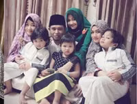 Dư luận Indonesia phẫn nộ vì màn thể hiện táo bạo của ông nghị cùng 3 bà vợ