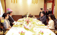 [ẢNH] Vợ ông Kim Jong-un thậm chí còn đẹp hơn lần đầu thăm Trung Quốc, dù vẻ mặt đượm buồn