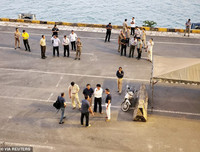 Tàu du lịch 2.200 người được Campuchia chào đón, thoát khỏi 