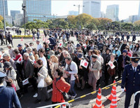 [Ảnh] Nhật hoàng và Hoàng hậu ngồi xe diễu hành trên đường phố Tokyo