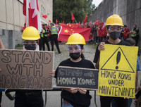 [Ảnh] Người biểu tình ủng hộ Hồng Kông và Trung Quốc đụng độ nhau ở nhiều nơi trên thế giới