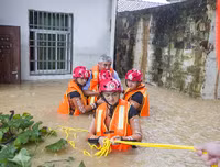 [Ảnh] Chưa hết đợt dịch Covid-19 thứ hai, Trung Quốc lại ứng phó với lũ lụt lịch sử