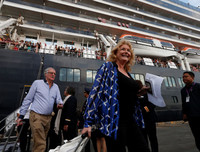 Tàu du lịch 2.200 người được Campuchia chào đón, thoát khỏi 