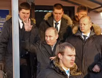 Tổng thống Nga Putin ở Paris: Một bước vào nhà vệ sinh, có tới 6 vệ sỹ đi cùng