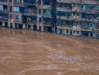 [Ảnh] Chưa hết đợt dịch Covid-19 thứ hai, Trung Quốc lại ứng phó với lũ lụt lịch sử