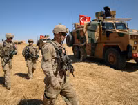 [Ảnh] Không còn gì sau khi Mỹ đặt bom tự phá hủy căn cứ ở Bắc Syria