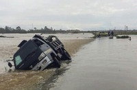 Cận cảnh người dân khổ sở đối phó với mưa lũ ở các tỉnh thành