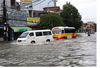 Cận cảnh người dân khổ sở đối phó với mưa lũ ở các tỉnh thành