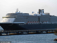 Tàu du lịch 2.200 người được Campuchia chào đón, thoát khỏi 