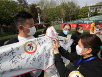 [Ảnh] Hoàn thành sứ mệnh lịch sử, đội ngũ bác sĩ chi viện bùi ngùi rời Vũ Hán