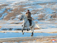 KCNA bất ngờ tung bộ ảnh ông Kim Jong-un cưỡi bạch mã trên những ngọn núi phủ đầy tuyết