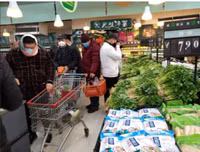 Người dân Hồng Kông đổ xô đi mua đồ tích trữ trước quy định cách ly mới