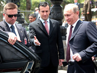 Tổng thống Nga Putin ở Paris: Một bước vào nhà vệ sinh, có tới 6 vệ sỹ đi cùng