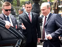 Tổng thống Nga Putin ở Paris: Một bước vào nhà vệ sinh, có tới 6 vệ sỹ đi cùng