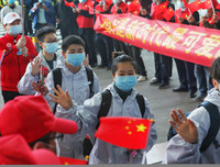 [Ảnh] Hoàn thành sứ mệnh lịch sử, đội ngũ bác sĩ chi viện bùi ngùi rời Vũ Hán