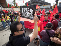 [Ảnh] Người biểu tình ủng hộ Hồng Kông và Trung Quốc đụng độ nhau ở nhiều nơi trên thế giới