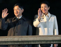 [Ảnh] Nhật hoàng và Hoàng hậu ngồi xe diễu hành trên đường phố Tokyo