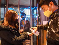 Cảnh người dân Vũ Hán đi chợ, mua sắm thời đại dịch