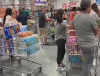 [Ảnh] Người Mỹ hối hả trong guồng quay chống đỡ siêu bão Dorian