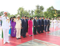 Lãnh đạo Đảng, Nhà nước đặt vòng hoa, vào lăng viếng Chủ tịch Hồ Chí Minh
