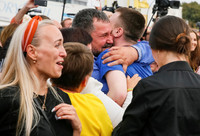 Những hình ảnh xúc động tại cuộc trao đổi tù nhân lịch sử giữa Ukraine và Nga