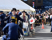 [Ảnh] Nhật hoàng và Hoàng hậu ngồi xe diễu hành trên đường phố Tokyo