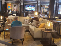 Tàu du lịch 2.200 người được Campuchia chào đón, thoát khỏi 