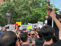 [Ảnh] Người biểu tình ủng hộ Hồng Kông và Trung Quốc đụng độ nhau ở nhiều nơi trên thế giới