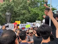 [Ảnh] Người biểu tình ủng hộ Hồng Kông và Trung Quốc đụng độ nhau ở nhiều nơi trên thế giới