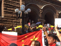 [Ảnh] Người biểu tình ủng hộ Hồng Kông và Trung Quốc đụng độ nhau ở nhiều nơi trên thế giới