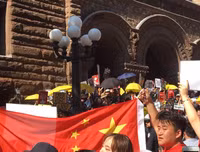 [Ảnh] Người biểu tình ủng hộ Hồng Kông và Trung Quốc đụng độ nhau ở nhiều nơi trên thế giới