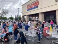 Hình ảnh người Mỹ chuẩn bị đương đầu đại dịch Covid-19