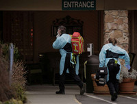 Hình ảnh người Mỹ chuẩn bị đương đầu đại dịch Covid-19