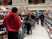 Hình ảnh người Mỹ chuẩn bị đương đầu đại dịch Covid-19