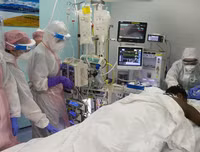 Nghịch lý ở Anh: Số ca tử vong cao nhất châu Âu nhưng bệnh viện dã chiến thì bỏ không lãng phí