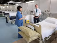 Nghịch lý ở Anh: Số ca tử vong cao nhất châu Âu nhưng bệnh viện dã chiến thì bỏ không lãng phí